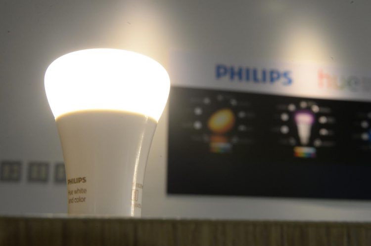 Philips Hue หลอดไฟเปลี่ยนสีอัจฉริยะ สั่งการผ่านแอพเปลี่ยนสีไฟได้มากถึง 16 ล้านเฉดสี เปิดตัวในไทยทางการ