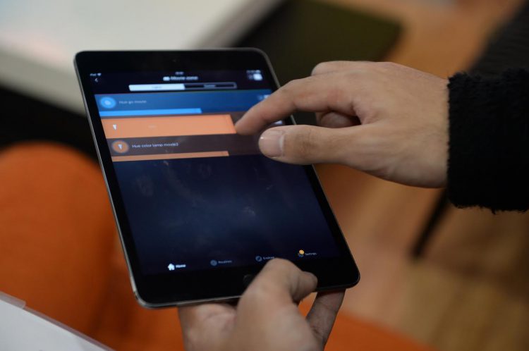 Philips Hue หลอดไฟเปลี่ยนสีอัจฉริยะ สั่งการผ่านแอพเปลี่ยนสีไฟได้มากถึง 16 ล้านเฉดสี เปิดตัวในไทยทางการ