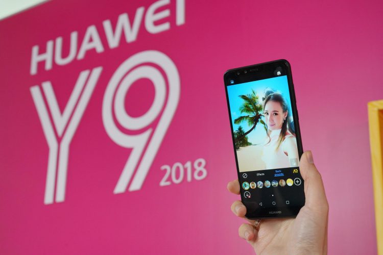 ถ่ายรูปเซลฟี่ให้แซ่บสุดรับซัมเมอร์ แค่สมาร์ทโฟน 1 กล้องคงไม่พอ เวลานี้ต้องสมาร์ทโฟน 4 กล้อง!