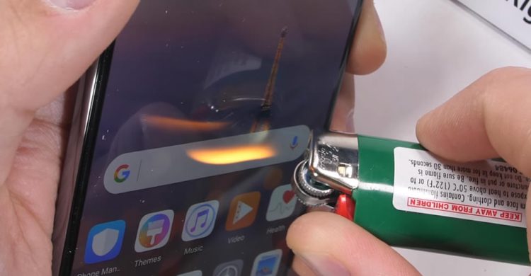 จะรอดมั้ย!! Huawei P20 Pro ถูกทดสอบความแข็งแกร่ง ด้วยการขีดข่วนจากใบมีด ลนไฟ และจับงอเครื่อง