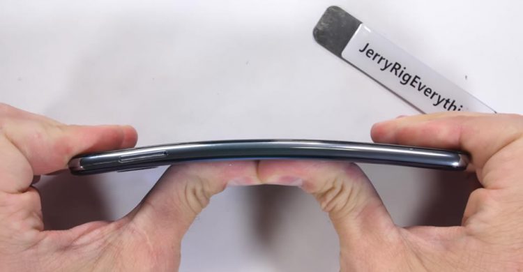 จะรอดมั้ย!! Huawei P20 Pro ถูกทดสอบความแข็งแกร่ง ด้วยการขีดข่วนจากใบมีด ลนไฟ และจับงอเครื่อง