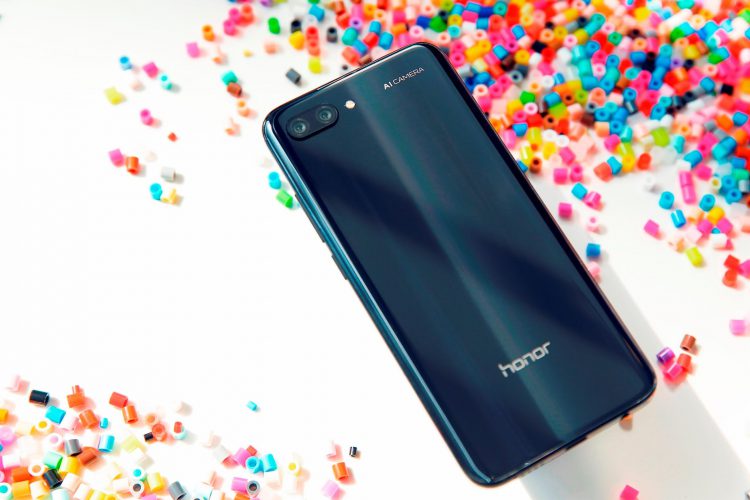 Honor จัดหนักเปิดราคา Honor 10 สุดยอดสมาร์ทโฟนเรือธง กระจกสะท้อนแสงราวกับออโรร่าในราคาเพียง 13,990 บาท