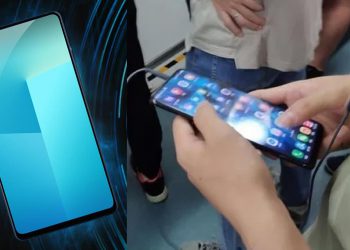 สมาร์ทโฟนดีไซน์ไร้กรอบ Vivo NEX ถูกจับภาพได้ ขณะที่คนนำมาใช้งานในที่สาธารณะ