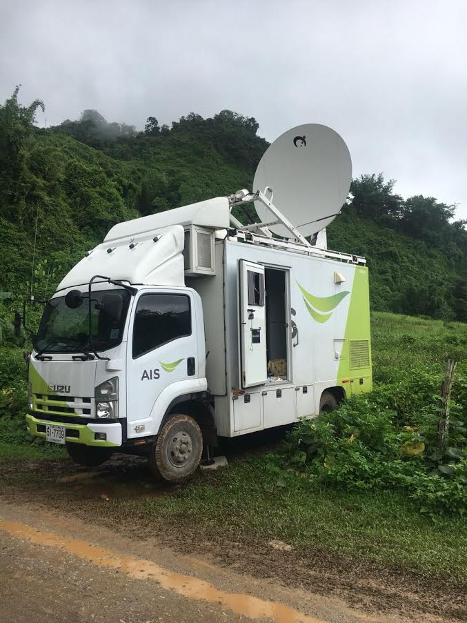 AIS เสริมกำลังเครือข่ายสื่อสารอย่างเต็มที่ ส่งรถสถานีฐานเคลื่อนที่เดินทางถึงพื้นที่แล้ว  พร้อมสนับสนุนการค้นหานักฟุตบอลเยาวชนที่ #ถ้ำหลวง