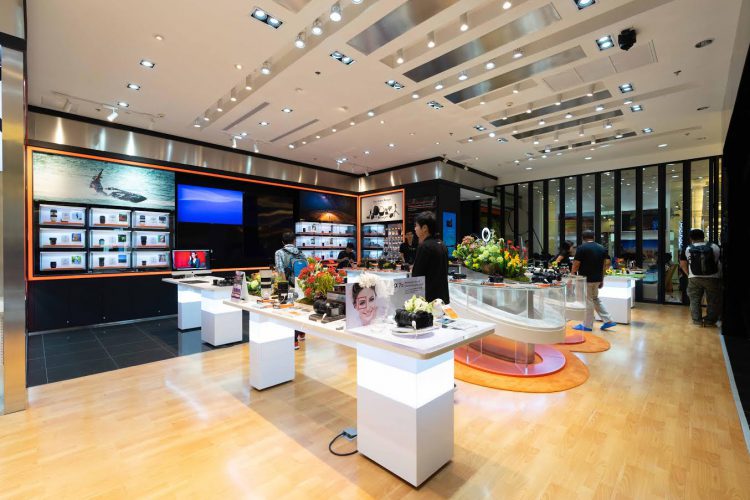 โซนี่ไทย ปรับโฉมโชว์รูม โซนี่ สโตร์ สยามพารากอนครั้งใหญ่  มุ่งยกระดับประสบการณ์บันเทิง ตอบโจทย์ไลฟ์สไตล์คนรุ่นใหม่  อัดแน่นผลิตภัณฑ์ล่าสุดครบครัน พ่วงบริการสุดเอ็กคลูซีฟ