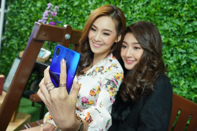 “HUAWEI nova 3 และ nova 3i” สมาร์ทโฟนปฏิวัติการเซลฟี่ 4 กล้อง สมองกล AI  เริ่มต้น 9,990 บาท รับฟรีของสมนาคุณมูลค่าสูงสุดกว่า 2,580 บาท  สำหรับลูกค้าสั่งจองล่วงหน้าตั้งแต่วันที่ 20 ก.ค. นี้เป็นต้นไป   