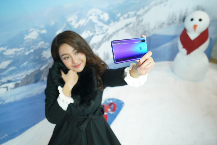 “HUAWEI nova 3 และ nova 3i” สมาร์ทโฟนปฏิวัติการเซลฟี่ 4 กล้อง สมองกล AI  เริ่มต้น 9,990 บาท รับฟรีของสมนาคุณมูลค่าสูงสุดกว่า 2,580 บาท  สำหรับลูกค้าสั่งจองล่วงหน้าตั้งแต่วันที่ 20 ก.ค. นี้เป็นต้นไป   