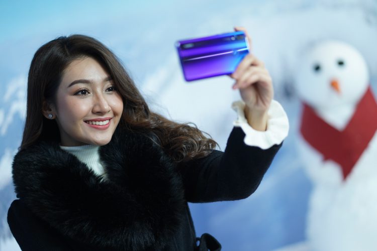 “HUAWEI nova 3 และ nova 3i” สมาร์ทโฟนปฏิวัติการเซลฟี่ 4 กล้อง สมองกล AI  เริ่มต้น 9,990 บาท รับฟรีของสมนาคุณมูลค่าสูงสุดกว่า 2,580 บาท  สำหรับลูกค้าสั่งจองล่วงหน้าตั้งแต่วันที่ 20 ก.ค. นี้เป็นต้นไป   