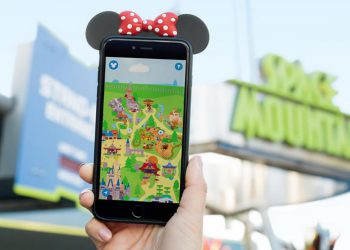 แอพ Play Disney Parks ให้ความบันเทิงในระหว่างที่คุณกับครอบครัว กำลังต่อแถวขึ้นเครื่องเล่นในสวนสนุก Disneyland