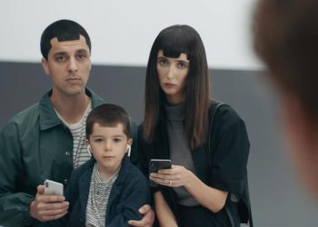 Samsung จัดหนัก!! ล้อเลียน iPhone X เรื่องรอยบาก, ขาดช่องเสียการ์ด SD และ ไม่มีฟีเจอร์แยกหน้าต่าง (ชมคลิป)