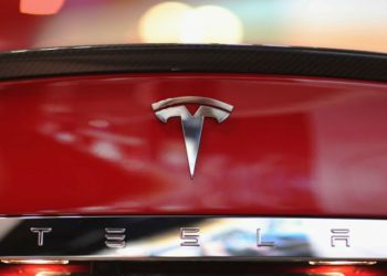 ชมภาพหลุด Quadra สมาร์ทโฟนรุ่นแรกจาก Tesla เผยให้เห็นชิ้นส่วนแผงด้านหน้าและด้านหลัง