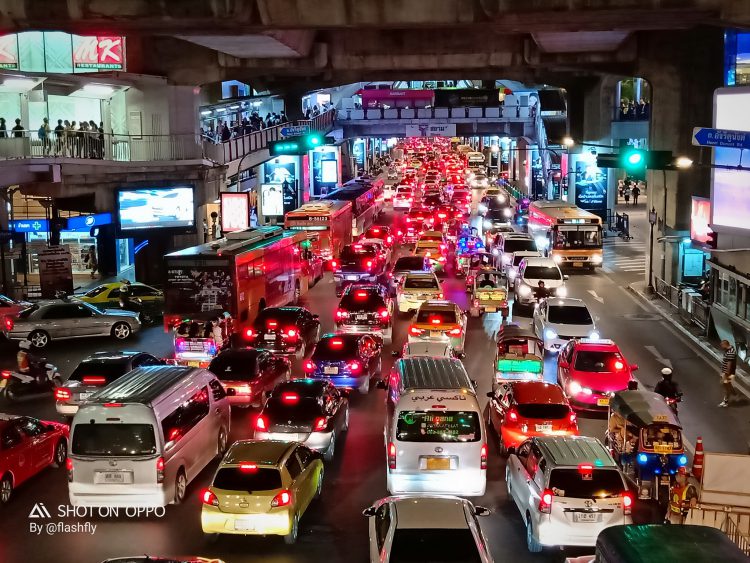 พรีวิว OPPO F9 หน้าจอดีไซน์หยดน้ำ ฝาหลังไล่เฉดสีกลีบดอกไม้ รองรับ VOOC Flash Charge ในราคาเพียง 10,990 บาท