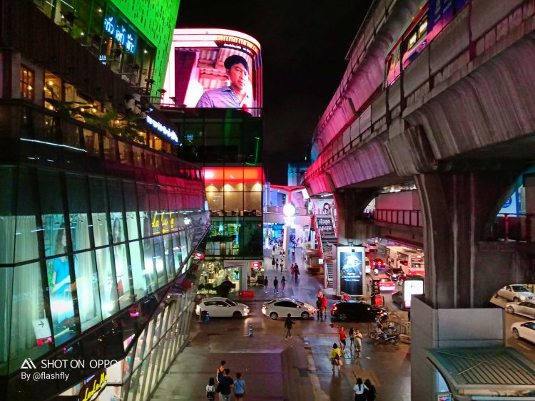 พรีวิว OPPO F9 หน้าจอดีไซน์หยดน้ำ ฝาหลังไล่เฉดสีกลีบดอกไม้ รองรับ VOOC Flash Charge ในราคาเพียง 10,990 บาท