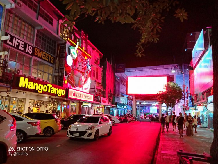 พรีวิว OPPO F9 หน้าจอดีไซน์หยดน้ำ ฝาหลังไล่เฉดสีกลีบดอกไม้ รองรับ VOOC Flash Charge ในราคาเพียง 10,990 บาท