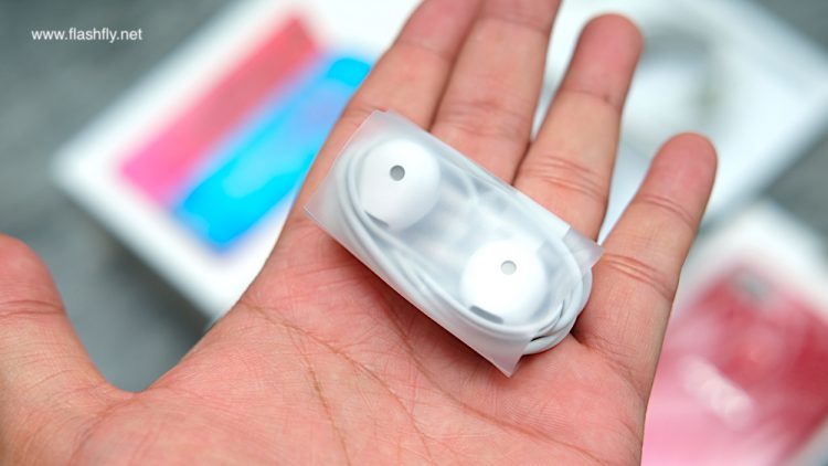 แกะกล่อง OPPO F9  มาพร้อม VOOC Flash Charge ในราคา 10,990 บาท แถม Smart Bag บัตร VIP CARD ประกันจอแตก 1 ปีเต็ม