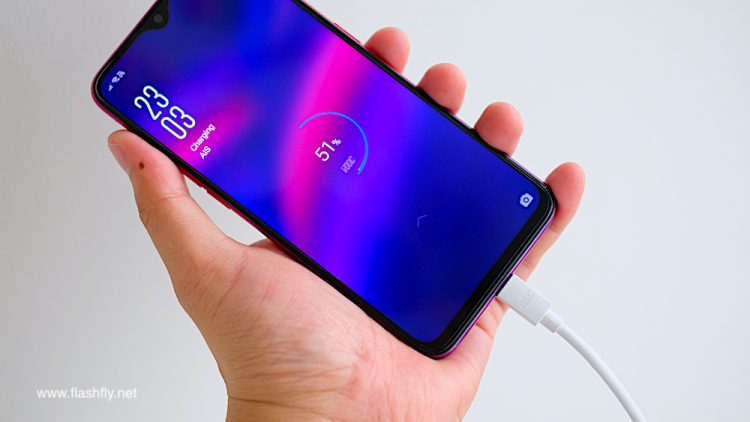พรีวิว OPPO F9 หน้าจอดีไซน์หยดน้ำ ฝาหลังไล่เฉดสีกลีบดอกไม้ รองรับ VOOC Flash Charge ในราคาเพียง 10,990 บาท