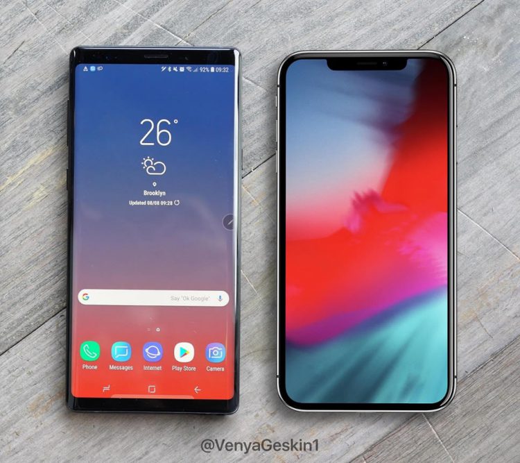 ชมภาพเรนเดอร์ iPhone X Plus เปรียบเทียบกับ Galaxy Note 9 ดูเหมือนจะมีขนาดใกล้เคียงกัน