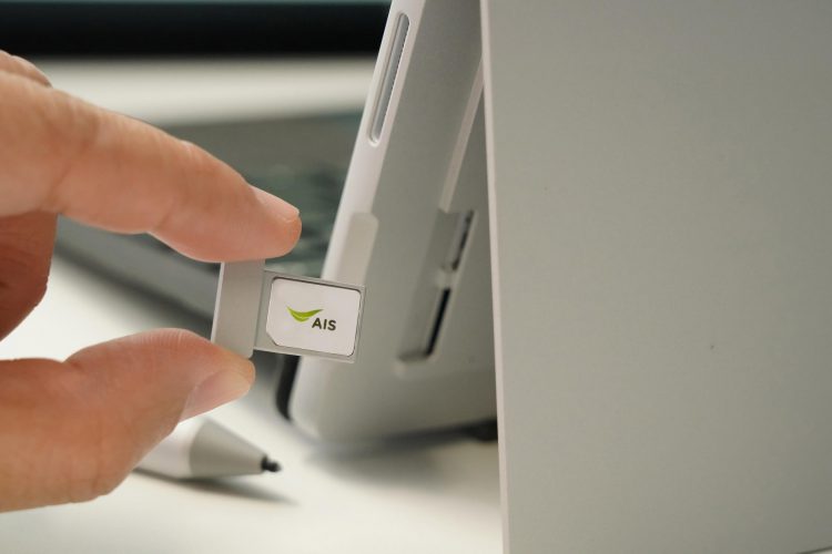 AIS ผนึกกำลัง Microsoft เปิดตัว “Surface Pro LTE”ครั้งแรกในประเทศไทยเจาะกลุ่มลูกค้าธุรกิจ ผูกสัญญา 24 เดือน เริ่มต้นเดือนละ 2,599 บาท