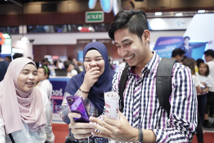 ฮิตถล่มทลาย!! OPPO F9 Starry Purple วางขายวันแรก ทำยอดขายสูงสุดเป็นอันดับ 1 ภายในงาน Thailand Mobile Expo 2018 