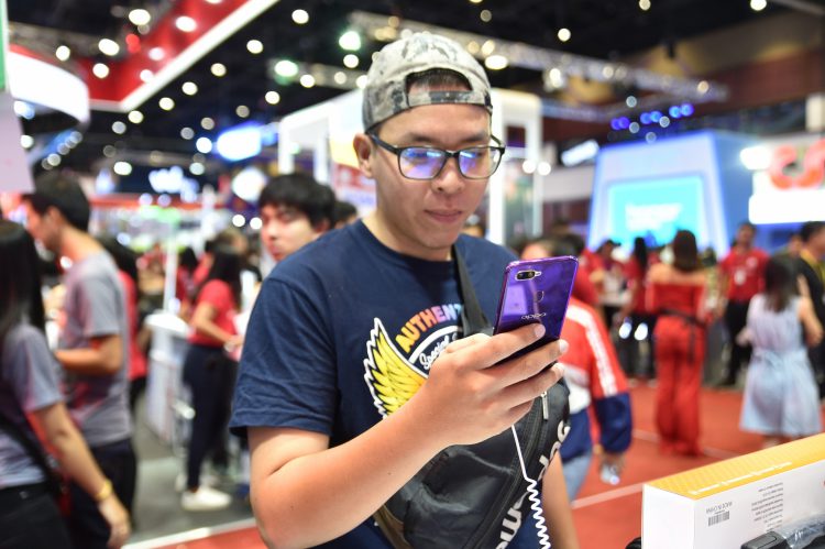 ฮิตถล่มทลาย!! OPPO F9 Starry Purple วางขายวันแรก ทำยอดขายสูงสุดเป็นอันดับ 1 ภายในงาน Thailand Mobile Expo 2018 