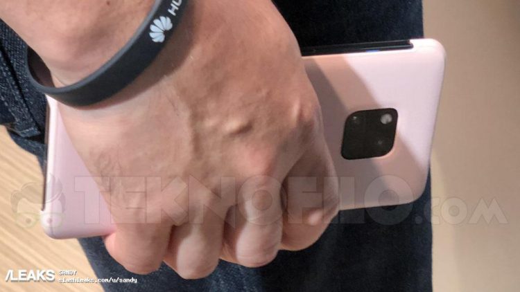ต้นแบบ Huawei Mate 20 Pro ถูกจับภาพได้ที่งาน IFA 2018 ดีไซน์ตรงกับภาพหลุด