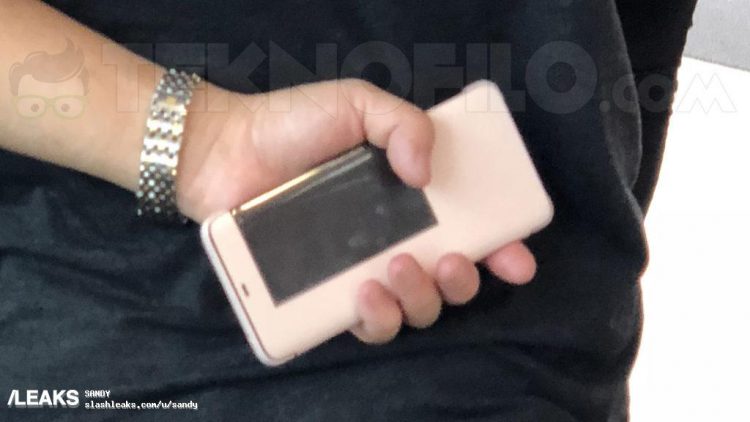 ต้นแบบ Huawei Mate 20 Pro ถูกจับภาพได้ที่งาน IFA 2018 ดีไซน์ตรงกับภาพหลุด