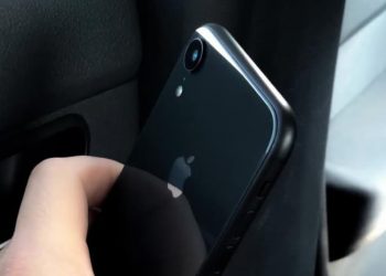 ภาพหลุด iPhone รุ่น LCD 6.1 นิ้ว เผยให้เห็นด้านหลังที่มีส่วนคล้าย iPhone 8