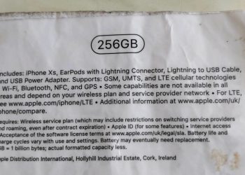 iPhone XS จะมีให้เลือก 2 รุ่น 64GB และ 256GB อ้างอิงจากสติกเกอร์หลังกล่อง