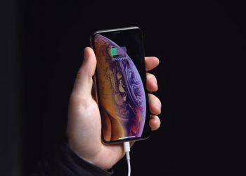 iPhone XS และ iPhone XS Max พบปัญหาไม่ชาร์จแบตเตอรี่ ถ้าหากจอแสดงผลปิดอยู่
