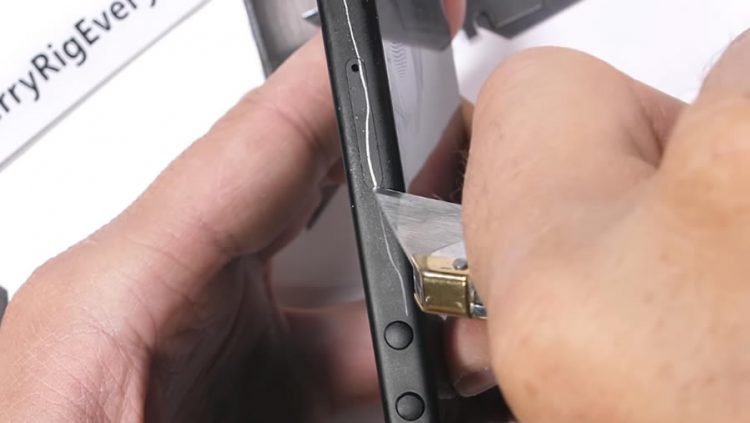 Razer Phone 2 ถูกทดสอบความทนทานแล้ว ก่อนเข้ามาวางจำหน่ายในไทยต้นเดือนหน้า (ชมคลิป!!)