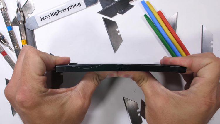 Razer Phone 2 ถูกทดสอบความทนทานแล้ว ก่อนเข้ามาวางจำหน่ายในไทยต้นเดือนหน้า (ชมคลิป!!)