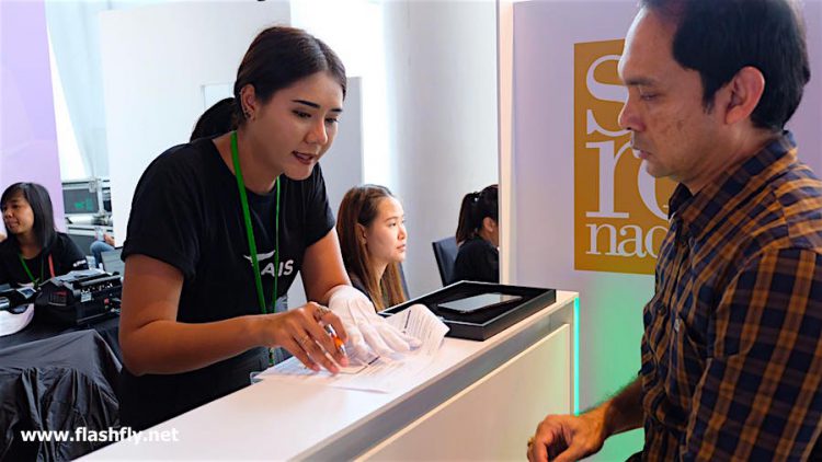 พาชมบรรยากาศงาน iPhone Unbox at AIS ที่ให้ลูกค้ารับเครื่อง iPhone XS Max, iPhone XS และ iPhone XR เป็นกลุ่มแรกๆก่อนใคร