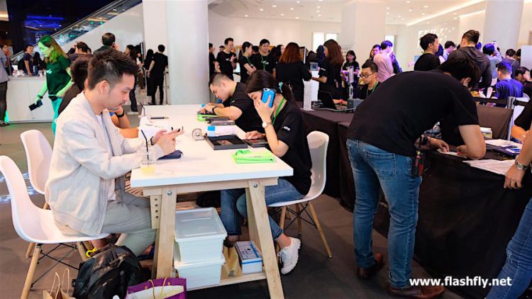 พาชมบรรยากาศงาน iPhone Unbox at AIS ที่ให้ลูกค้ารับเครื่อง iPhone XS Max, iPhone XS และ iPhone XR เป็นกลุ่มแรกๆก่อนใคร