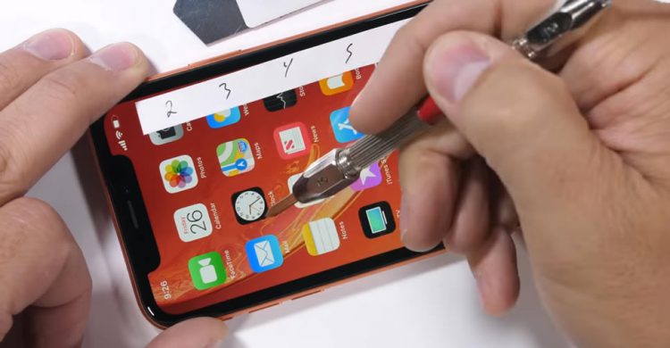iPhone XR ถูกทดสอบความแข็งแรงของจอแสดง เป็นที่ลับคมมีด และถูกดัดให้งอด้วยมือเปล่า