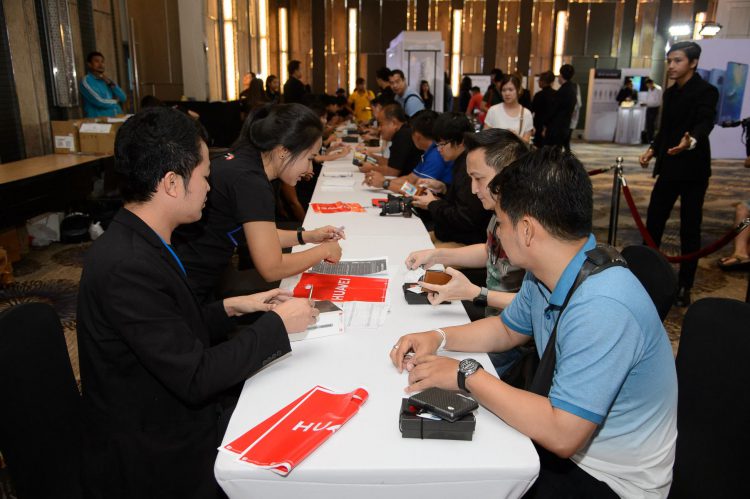 Huawei Mate 20 Series ขายดีทั่วโลก!! ในไทยทำยอดจองสูงกว่ารุ่น Mate 10 Series ถึง 3 เท่า