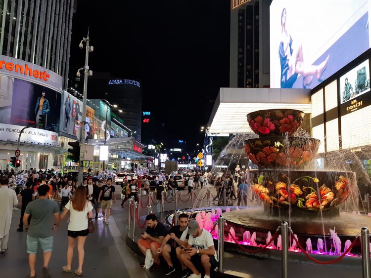 รีวิว Samsung Galaxy A7 สมาร์ทโฟนกล้องหลัง 3 ตัว รุ่นแรก กับดีไซน์พรีเมี่ยมสุดเงางาม สแกนนิ้วใหม่ที่ขอบด้านข้าง กับราคาเริ่มต้น 10,990 บาท