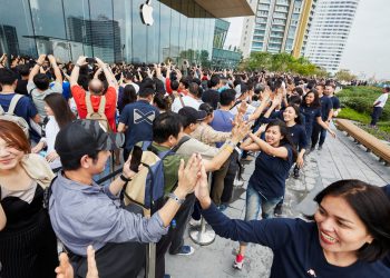 Apple Iconsiam เปิดแล้วที่กรุงเทพฯ ลูกค้านับพันคนแห่เข้าร่วมเปิดร้านวันแรก