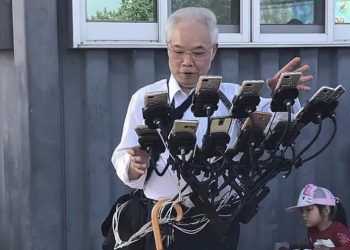 Chen San-yuan คุณปู่ชาวไต้หวัน เล่นเกม Pokémon Go ด้วยสมาร์ทโฟนถึง 11 เครื่อง