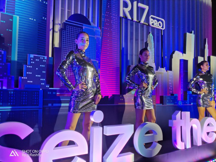 รีวิว OPPO R17 Pro สุดยอดสมาร์ทโฟนแห่งปี ดีไซน์สุดงาม สแกนนิ้วบนจอ กล้องหลัง 2 รูรับแสง โหมดถ่ายภาพกลางคืนขั้นเทพ ชาร์จเร็วที่สุดในโลก