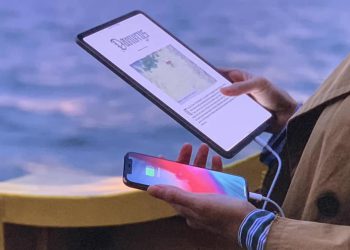 iPad Pro รุ่นใหม่ สามารถชาร์จแบตเตอรี่ให้กับ iPhone ได้ด้วย มาดูกันว่าต้องทำอย่างไร