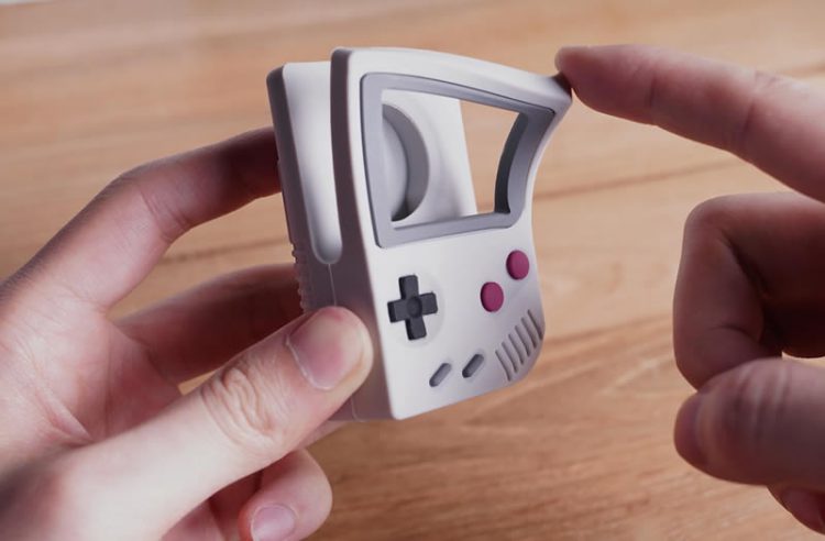 เปลี่ยน Apple Watch ให้ดูเหมือน Game Boy ในระหว่างชาร์จแบตเตอรี่ด้วย Elago W5 Stand