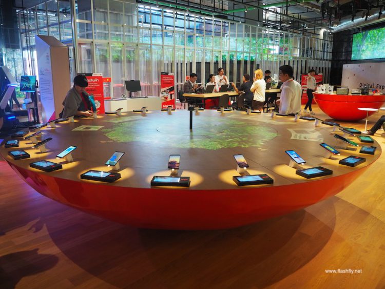 พาไปสัมผัสประสบการณ์ True 5G Digital Thailand เต็มรูปแบบที่ ทรู แบรนดิ้ง ช้อป ไอคอนสยาม