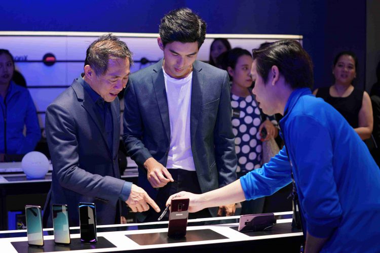 Samsung จัดเซอร์ไพร์สส่งท้ายปี เปิดตัว “ซัมซุง เอ็กซ์พีเรียนซ์ สโตร์ ลาร์จ” แฟลกชิปสโตร์แห่งแรกของไทย ชั้น 4 เซ็นทรัลเวิร์ล