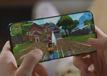 OnePlus 6T ถูกตัดต่อให้มีขอบจอบางลงกว่าความเป็นจริง ในวีดีโอโฆษณาบน YouTube