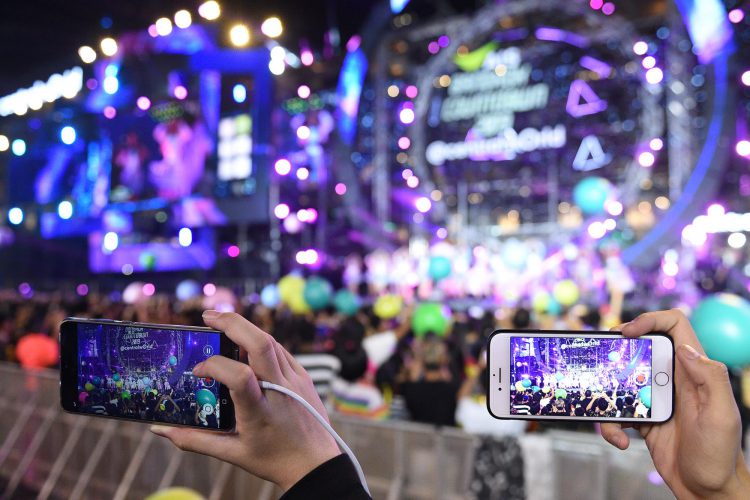 AIS เผยคนไทยยุคดิจิทัล ฮิตส่งความสุขปีใหม่ 2562 ผ่านโลกโซเชียล เพิ่มมากถึง 2 เท่า