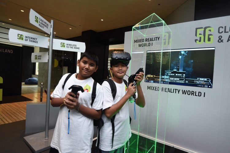 สนุกขีดสุด! AIS พาเด็กไทยร่วมสัมผัสเทคโนโลยี 5G เปิดจินตนาการ เท่าทันโลกยุคดิจิทัลในกิจกรรม ‘ยิ้มหวานวันเด็ก 2562’