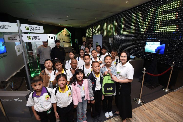สนุกขีดสุด! AIS พาเด็กไทยร่วมสัมผัสเทคโนโลยี 5G เปิดจินตนาการ เท่าทันโลกยุคดิจิทัลในกิจกรรม ‘ยิ้มหวานวันเด็ก 2562’