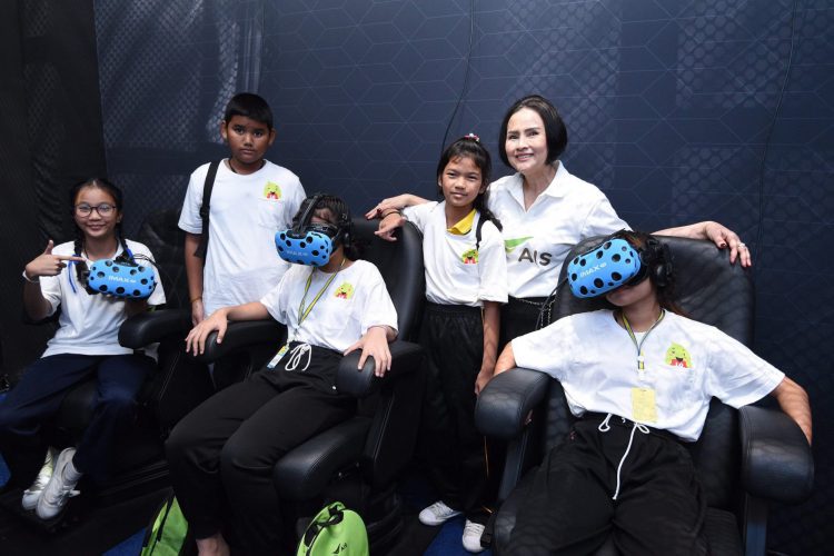 สนุกขีดสุด! AIS พาเด็กไทยร่วมสัมผัสเทคโนโลยี 5G เปิดจินตนาการ เท่าทันโลกยุคดิจิทัลในกิจกรรม ‘ยิ้มหวานวันเด็ก 2562’