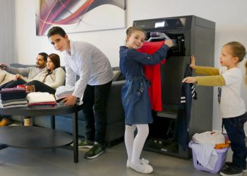 FoldiMate เครื่องพับผ้าอัตโนมัติ พับผ้ากองหนึ่งในเวลาไม่ถึง 5 นาที วางขายปลายปี 2019 ราคาราว 31,110 บาท