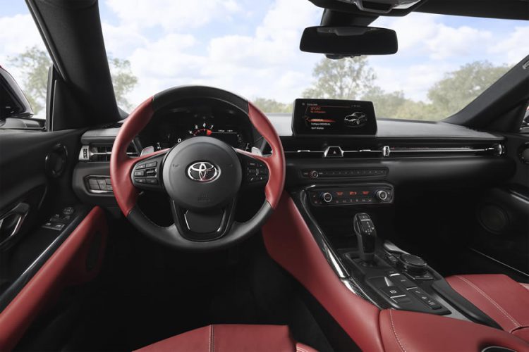 Toyota Supra 2020 รองรับ CarPlay แบบไร้สาย และอุปกรณ์ชาร์จแบตเตอรี่สมาร์ทโฟนแบบไร้สาย